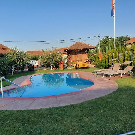 Guest House Rose Smederevska Palanka ภายนอก รูปภาพ