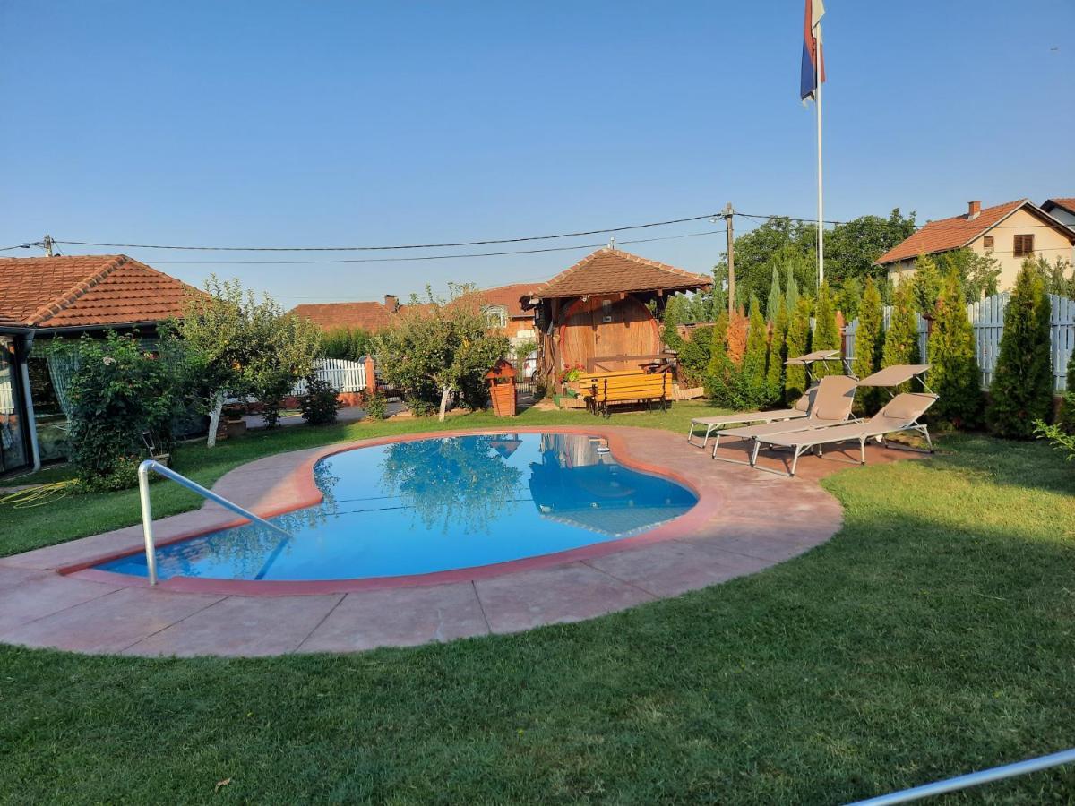 Guest House Rose Smederevska Palanka ภายนอก รูปภาพ