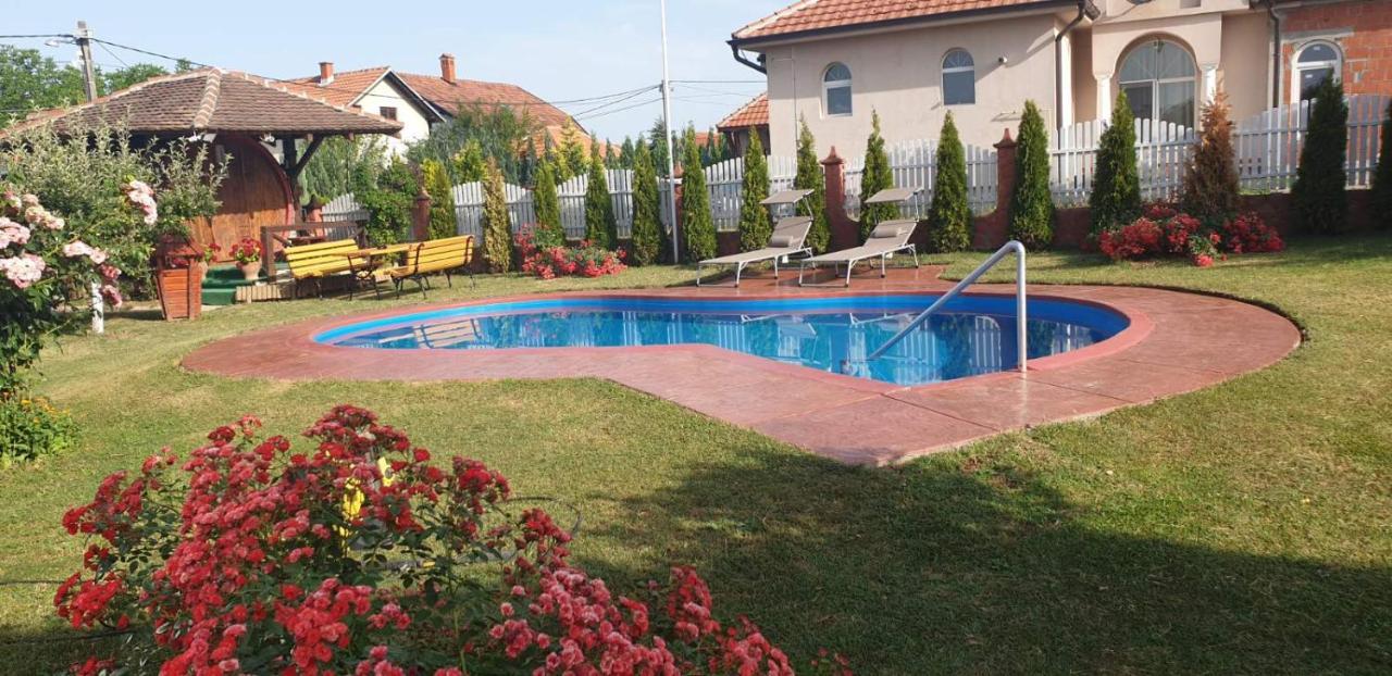 Guest House Rose Smederevska Palanka ภายนอก รูปภาพ
