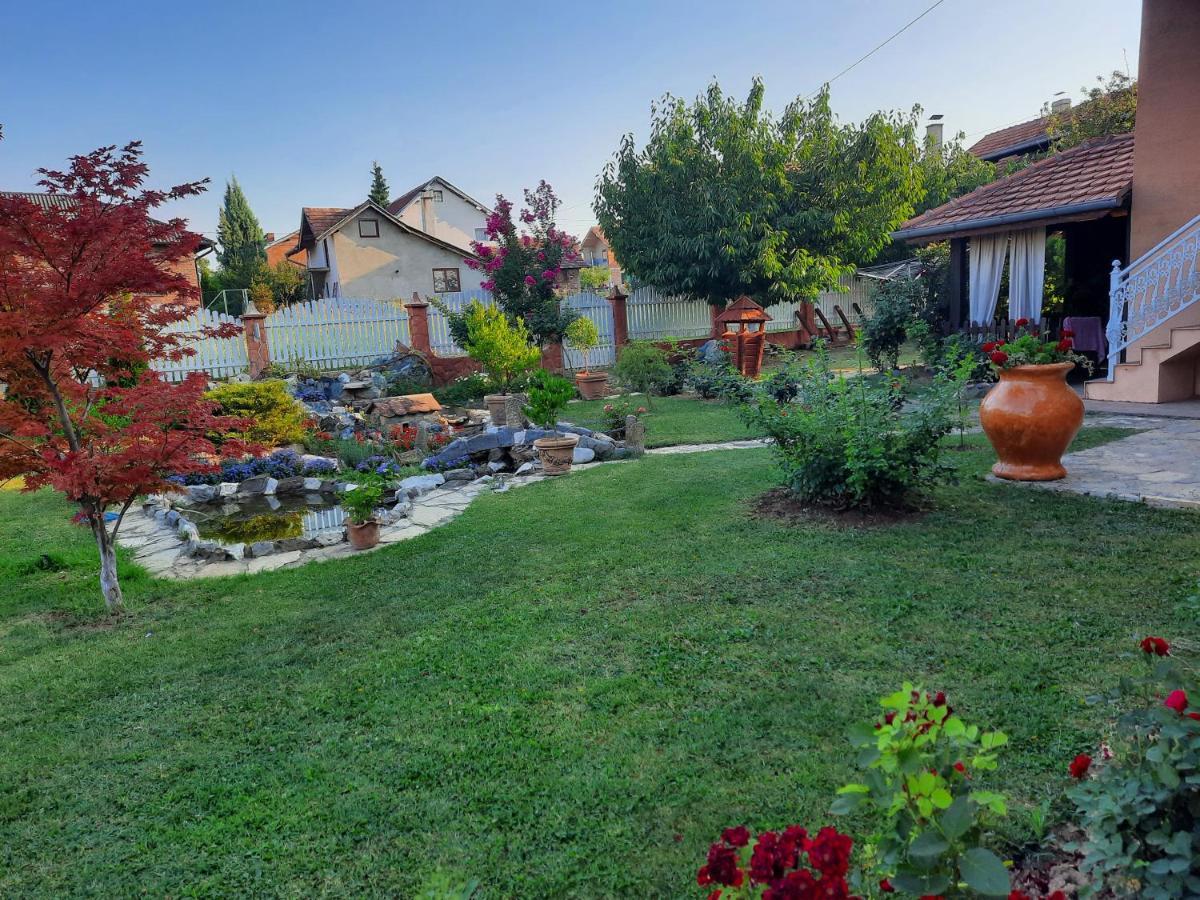 Guest House Rose Smederevska Palanka ภายนอก รูปภาพ