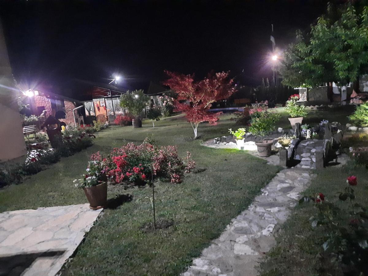 Guest House Rose Smederevska Palanka ภายนอก รูปภาพ