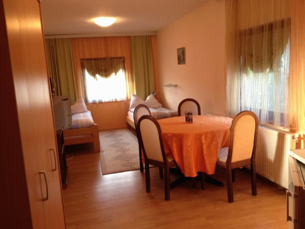 Guest House Rose Smederevska Palanka ภายนอก รูปภาพ