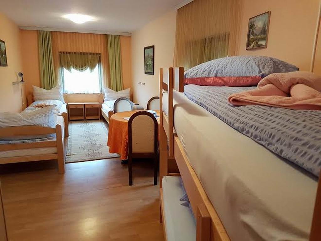 Guest House Rose Smederevska Palanka ภายนอก รูปภาพ