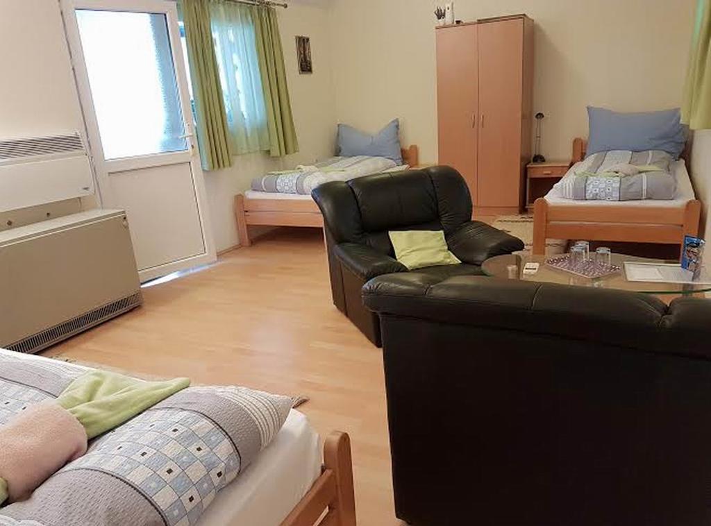 Guest House Rose Smederevska Palanka ภายนอก รูปภาพ