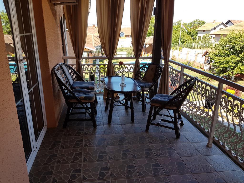 Guest House Rose Smederevska Palanka ภายนอก รูปภาพ