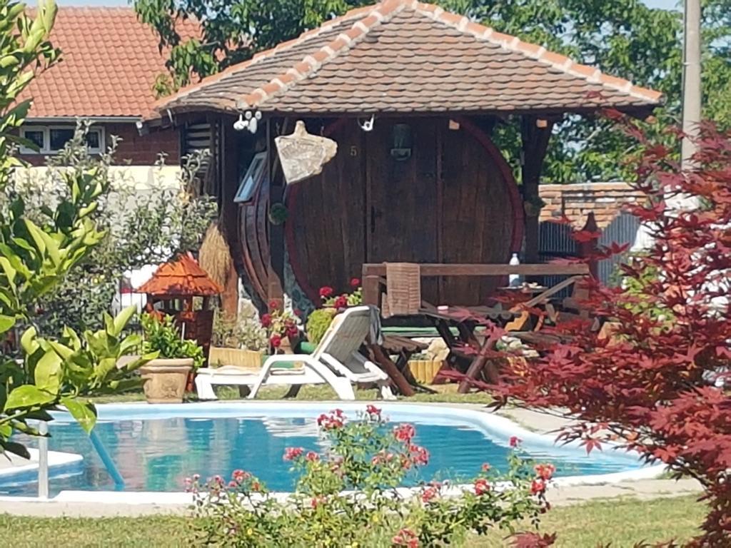 Guest House Rose Smederevska Palanka ภายนอก รูปภาพ