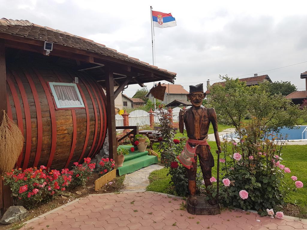 Guest House Rose Smederevska Palanka ภายนอก รูปภาพ