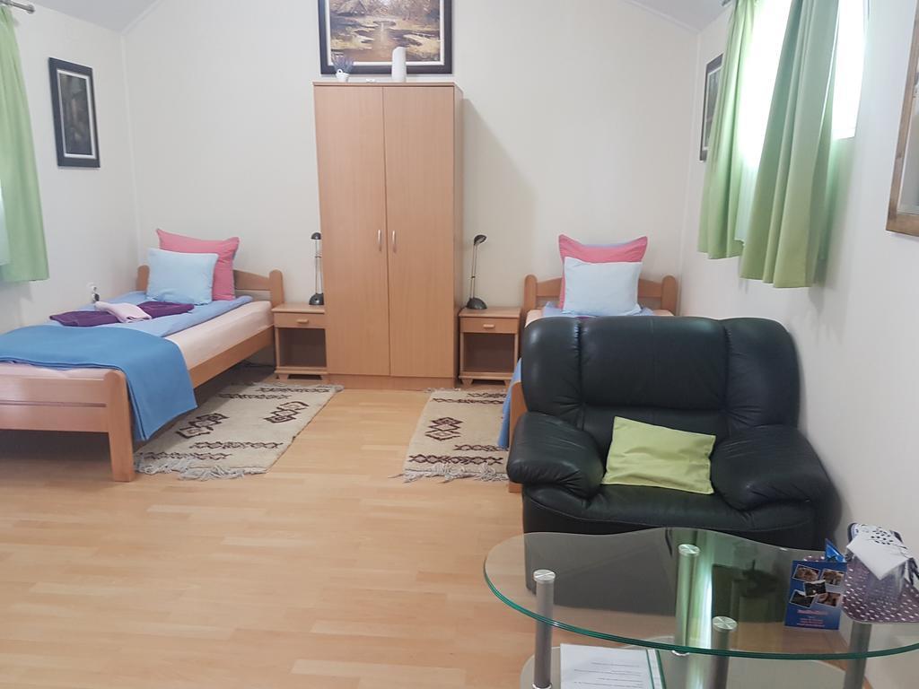Guest House Rose Smederevska Palanka ภายนอก รูปภาพ