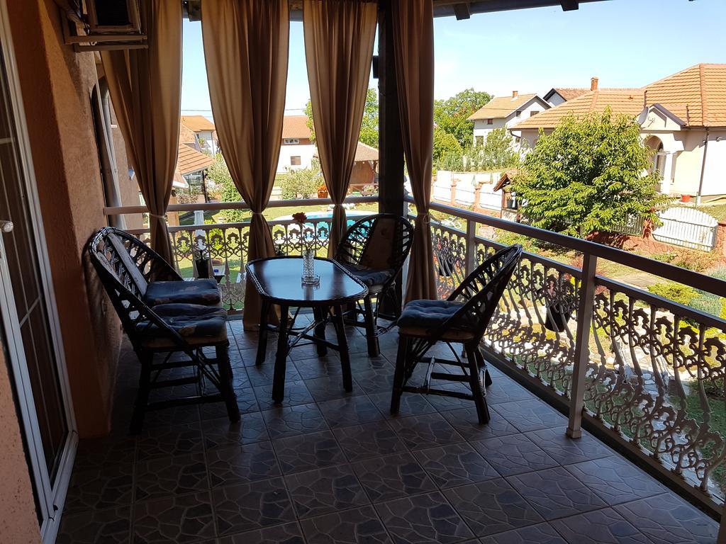 Guest House Rose Smederevska Palanka ภายนอก รูปภาพ