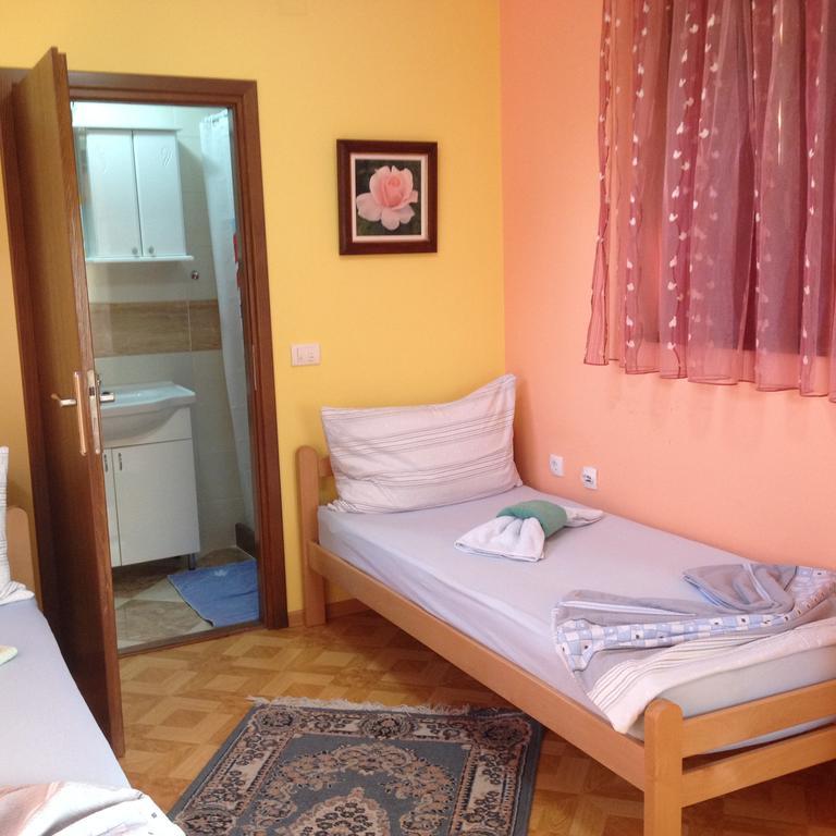 Guest House Rose Smederevska Palanka ภายนอก รูปภาพ