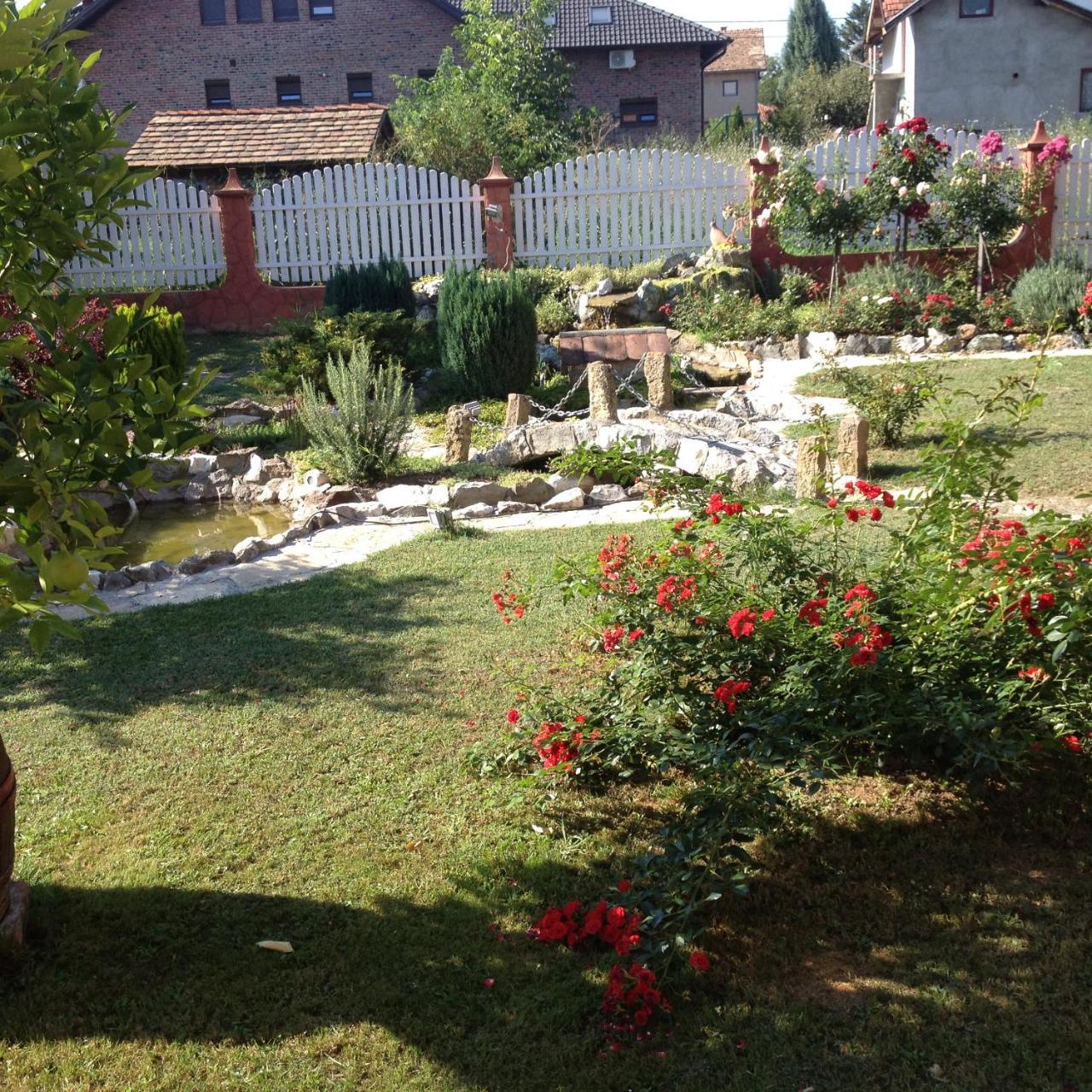 Guest House Rose Smederevska Palanka ภายนอก รูปภาพ